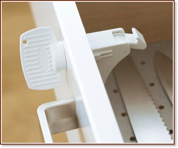 Предпазител за шкафове и чекмеджета BabyDan - С магнитен ключ - продукт