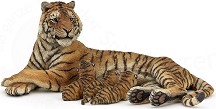 Фигуркка на тигрица с малки тигърчета Papo - От серията Диви животни — 50156