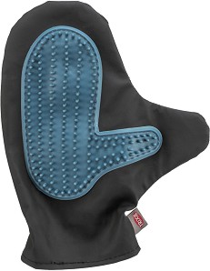 Гумена ръкавица за сресване на домашни любимци Trixie Fur Care Glove - За къса и гладка козина, от серията Massage & Shine