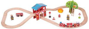 Влакова композиция Bigjigs Toys - Пожарна станция - Детски дървен комплект с аксесоари за игра — BJT037