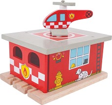 Дървена пожарна станция с хеликоптер Bigjigs Toys - За влакова композиция от серията Rail — BJT262
