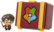 Фигурка на Хари с куфарче Jakks Pacific inc - С изненада от серията Хари Потър — 40187