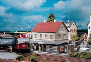 ЖП гара - Burgstein Station - Сглобяем модел — Piko 61820