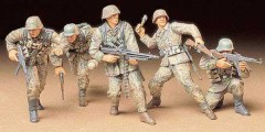 Немски войници - пехотинци от фронтовата линия - Комплект от пет сглобяеми фигури — Tamiya 35196