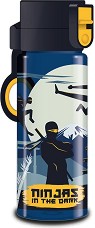 Детска пластмасова бутилка Ars Una - С вместимост 475 ml от серията Ninjas in the Dark — 55024570